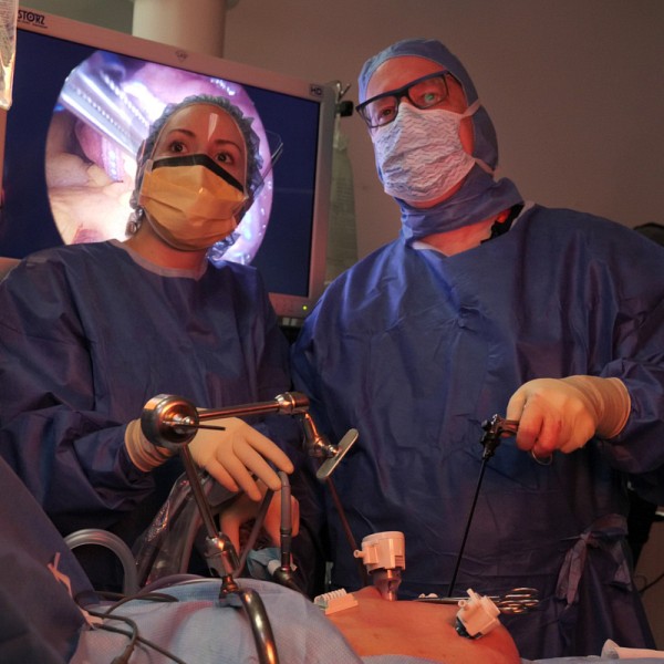 Au c&oelig;ur de la salle d'op&eacute;ration, le Dr Gagner et une infirmi&egrave;re du Centre de chirurgie Westmount Square.