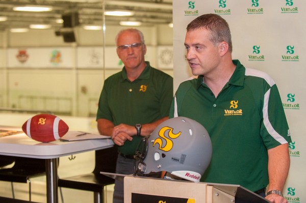 Le d&eacute;put&eacute; provincial Luc Fortin porte avec fiert&eacute; les couleurs du Vert & Or.