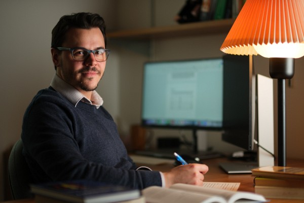 Le professeur Micha&euml;l B&eacute;gin se sp&eacute;cialise en&nbsp;psychopathologie d&eacute;veloppementale et en d&eacute;veloppement identitaire.