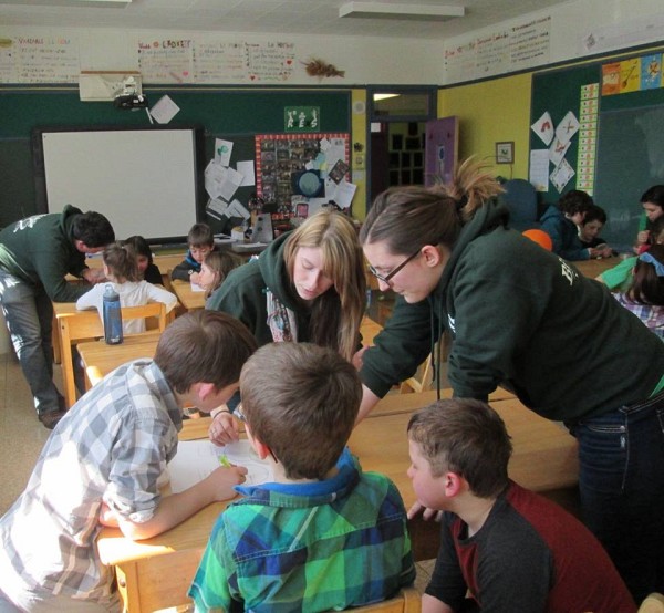 Les &eacute;l&egrave;ves sont en pleine d&eacute;marche scientifique.