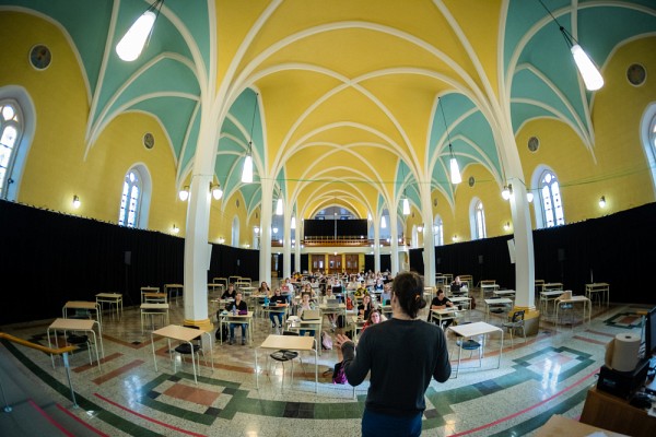 Charg&eacute; de cours en histoire de la litt&eacute;rature fran&ccedil;aise, Hugo Chavarie enseigne pendant 90&nbsp;minutes au couvent des Petites S&oelig;urs de la Sainte-Famille, puis propose des activit&eacute;s asynchrones &agrave; faire &agrave; la maison pour compl&eacute;ter la s&eacute;ance.