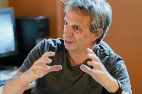 &laquo; Tout &ccedil;a va faire en sorte, c'est &eacute;trange, mais ce qui nous a pr&eacute;occup&eacute; pendant 40 ans va &ecirc;tre un peu mis de c&ocirc;t&eacute; au profit d'enjeux tr&egrave;s modernes, tr&egrave;s postmodernes. &raquo;