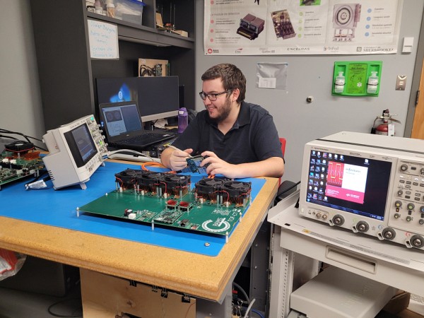 Julien Rossignol qui travaille sur son syst&egrave;me &eacute;lectronique.