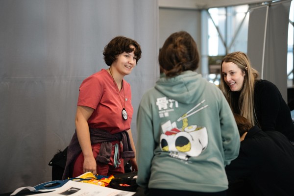Isabelle Berthelot-Coulmont (FMSS, UdeS) et Alexandrine Gagnon (UdeM) contribuent &agrave; mettre les jeunes Innus en contact avec des parcours universitaires vari&eacute;s et &agrave; leur ouvrir de nouvelles perspectives professionnelles.