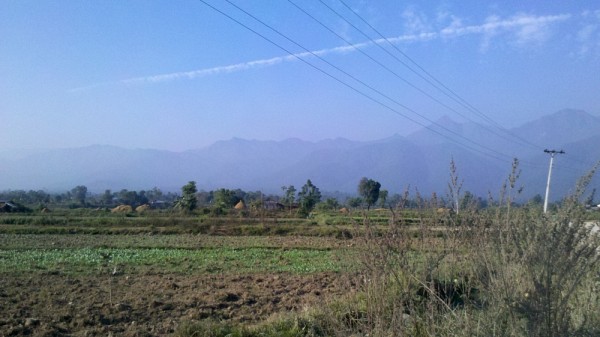 Un village dans la zone tampon du Parc national&nbsp; de Chitwan. Ce parc situ&eacute; dans le sud du pays est r&eacute;put&eacute; pour l'observation de la faune sauvage. On voit bien les plaines, qui contrastent avec les montagnes du nord.