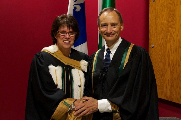 Le professeur &eacute;m&eacute;rite Rolland Viau accompagn&eacute; de la rectrice.