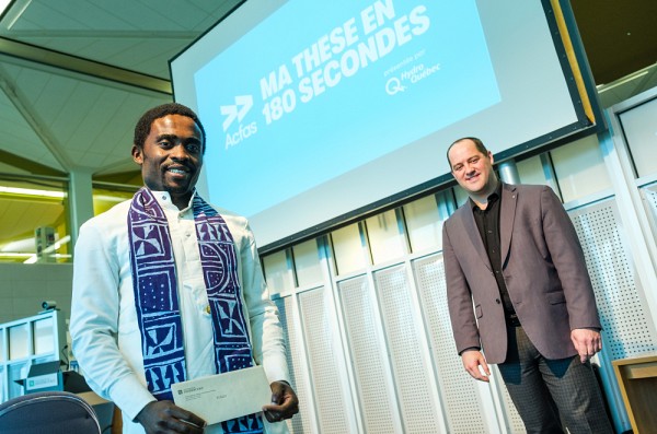 Le gagnant a re&ccedil;u un prix de 250 $ du Regroupement des &eacute;tudiantes et des &eacute;tudiants de ma&icirc;trise, de dipl&ocirc;me et de doctorat de l&rsquo;Universit&eacute; de Sherbrooke (REMDUS). Ici, il est en pr&eacute;sence du Pr&nbsp;Jean-Pascal Lemelin, vice-recteur adjoint &agrave; la recherche et aux &eacute;tudes sup&eacute;rieures, qui a anim&eacute; le concours.