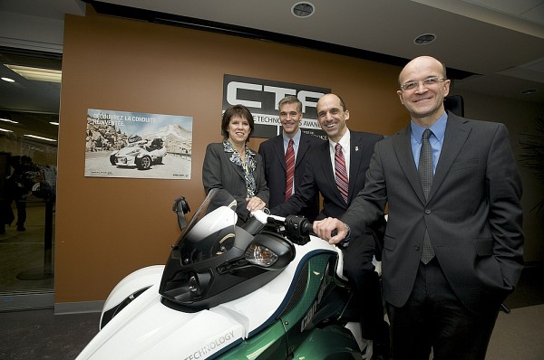 Luce Samoisette, Alain Desrochers, Steven Blaney et Jos&eacute; Boisjoli, lors de l'annonce du projet le 20 d&eacute;cembre.