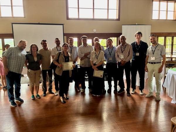 Un moment fort de la journ&eacute;e a &eacute;t&eacute; la s&eacute;ance de pr&eacute;sentations d&rsquo;affiches scientifiques, mettant en lumi&egrave;re les travaux de recherche des &eacute;tudiantes et &eacute;tudiants. Trois affiches ont &eacute;t&eacute; prim&eacute;es.