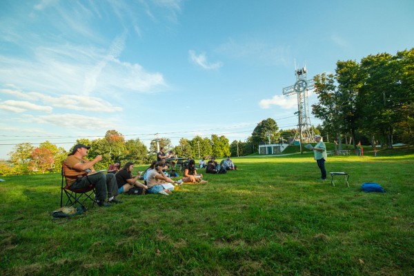 Le concept du lien-nature est enseign&eacute; dans le cadre d'une s&eacute;ance sur l'&eacute;cocitoyennet&eacute; que Lucie Laram&eacute;e anime en plein air au mont Bellevue.