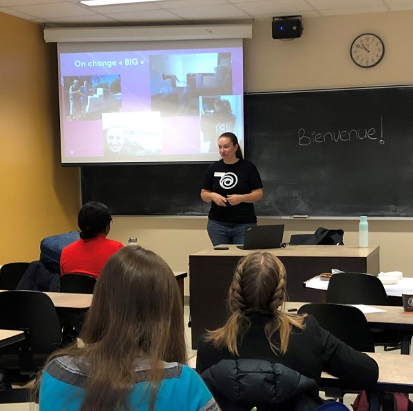 Mme Julie Tousignant, Cheffe de projet informatique chez Ubisoft Sherbrooke, lors de sa pr&eacute;sentation du 7 novembre 2023.