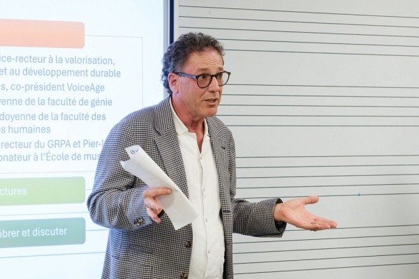 Le laboratoire sera utilis&eacute; entre autres pour tester des algorithmes de compression du son et de la voix pour des applications immersives. Sur l&rsquo;image, Sylvain Desjardins, cofondateur et copr&eacute;sident de VoiceAge, l'entreprise derri&egrave;re la c&eacute;l&egrave;bre technologie ACELP, un succ&egrave;s mondial.