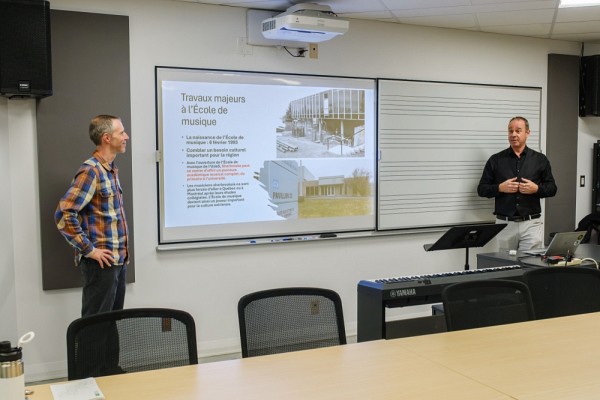 L'inauguration du Laboratoire audio immersif VoiceAge s'est tenue le 28 octobre, &agrave; l'image de la synergie qui a d&eacute;coul&eacute; du projet men&eacute; par les deux facult&eacute;s. Sur l'image,&nbsp;Pier-Luc Papineau, coordonnateur des&nbsp;activit&eacute;s musicales&nbsp;&agrave; l'&Eacute;cole de musique, et&nbsp;le professeur Roch Lefebvre, chercheur &agrave; la Facult&eacute; de g&eacute;nie et directeur du groupe de recherche sur la parole et l&rsquo;audio.