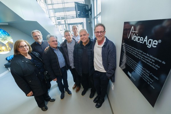 L&rsquo;inauguration du laboratoire &eacute;tait pr&eacute;c&eacute;d&eacute;e du d&eacute;voilement d&rsquo;une plaque en l&rsquo;honneur de VoiceAge, l&rsquo;entreprise qui a financ&eacute; sa construction. Sur l&rsquo;image, les membres du CA de l&rsquo;entreprise (Rosa Pallotta, le professeur et vice-recteur Vincent Aimez, Laurent Amar, Bruno Bessette, Redwan Salami et Sylvain Desjardins) accompagn&eacute;s du directeur du Centre interdisciplinaire d&rsquo;innovation technologique (3IT), le professeur Paul Charrette (5e &agrave; partir de la gauche).