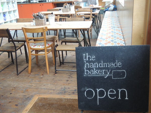 Boulangerie communautaire o&ugrave; les citoyens participent eux-m&ecirc;mes &agrave; la confection des pains du village.