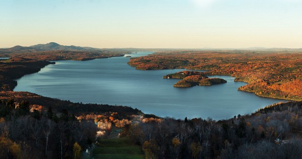 Ce sont les&nbsp;Ab&eacute;naquis&nbsp;qui ont donn&eacute; le nom&nbsp;Memphr&eacute;magog&nbsp;au&nbsp;lac ci-dessus.