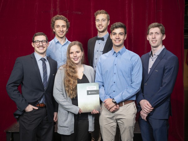 Remise de la bourse au projet de fin de baccalaur&eacute;at InnovHaus, lors du Gala du m&eacute;rite &eacute;tudiant 2018. Pierre-Yves C&ocirc;t&eacute; et Vincent Hamel de Boralex entourent Emile Champagne et Nicolas Turcotte, &agrave; l&rsquo;arri&egrave;re, de m&ecirc;me qu&rsquo;Alexanne Duschesne et Simon Lapointe &agrave; l&rsquo;avant, repr&eacute;sentants de l&rsquo;&eacute;quipe InnovHaus.