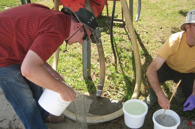 Le professeur Claverie proc&egrave;de au m&eacute;lange en collaboration avec l'&eacute;quipe d'Agriculture Canada, avant l'application en champ.