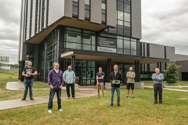 L'&eacute;quipe qui travaille sur le projet au 3IT :&nbsp;Michel Labrecque-Dias, Simon Carrier, Jean-Fran&ccedil;ois Pratte, Nicolas Roy, Pascal Gendron, Samuel Parent, Charles-Fr&eacute;d&eacute;rick Gauthier.Absents : Fr&eacute;d&eacute;ric Nolet, Pr R&eacute;jean Fontaine et Pr Serge Charlebois.