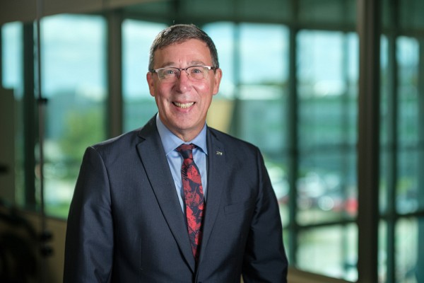 Professeur Jean-Pierre Perreault, vice-recteur &agrave; la recherche et aux &eacute;tudes sup&eacute;rieures de l'UdeS.