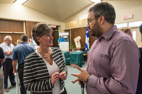 L'honorable Marie-Claude Bibeau en discussion avec Jonathan Bouchard, &eacute;tudiant en g&eacute;nie et r&eacute;cipiendaire de la bourse Vanier.&nbsp;