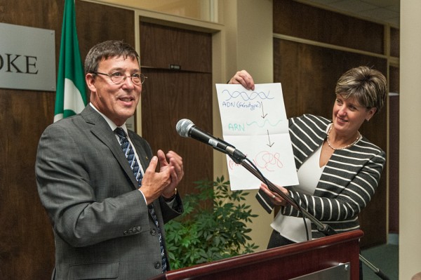 Le vice-recteur &agrave; la recherche et aux &eacute;tudes sup&eacute;rieures de l&rsquo;Universit&eacute; de Sherbrooke, Jean-Pierre Perreault et l'honorable Marie-Claude Bibeau.