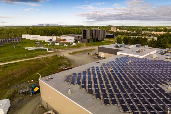 Le parc solaire de l'Universit&eacute; de Sherbrooke.