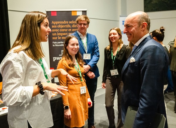 M. Nicolas Marcoux &eacute;change avec une &eacute;tudiante lors de la visite des kiosques.
