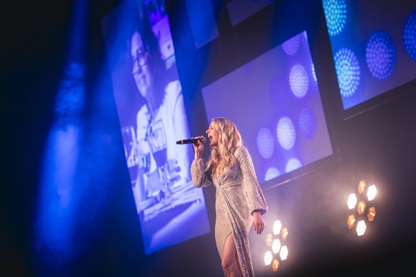 Sur sc&egrave;ne, Marie-&Egrave;ve Proulx a interpr&eacute;t&eacute; la pi&egrave;ce Ironic d'Alanis Morissette.