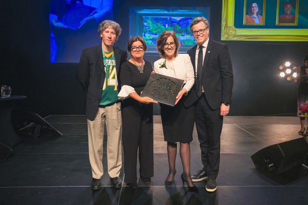 M. Francis Bouchard, directeur rempla&ccedil;ant de la SAQ D&eacute;p&ocirc;t Sherbrooke, Pre Carole Beaulieu, doyenne de la Facult&eacute; des sciences, Mme Christine Beaubien, ambassadrice 2024 de la Facult&eacute; des sciences et Pr Patrick Doucet, vice-recteur aux ressources humaines et &agrave; la transformation num&eacute;rique.