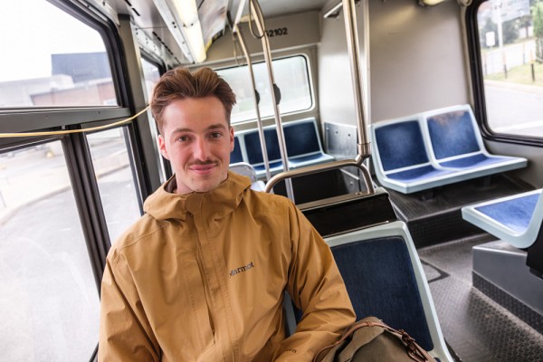 Ph&eacute;nix Bonneau-Lebleu utilise l'autobus pour se rendre &agrave; ses cours.