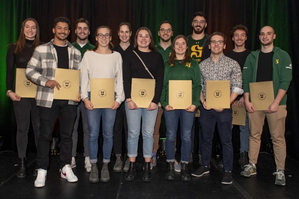 L'&eacute;quipe de natation compte 24 r&eacute;cipiendaires 2021-2022Photo : Yves Longpr&eacute;, collaborateur