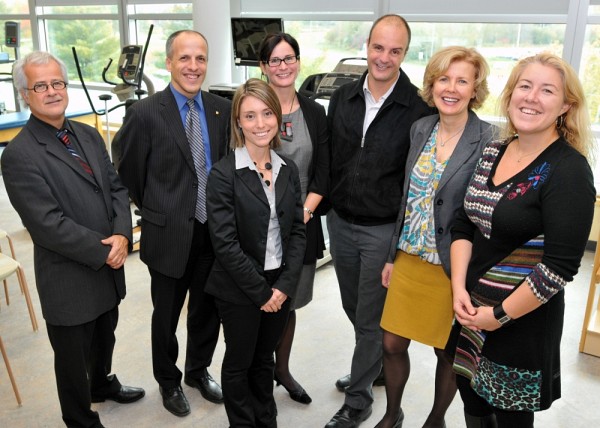 Le professeur Michel Tousignant, le Dr&nbsp;Pierre Cossette, Catherine Apinis ainsi que les professeurs Nathalie Gaudreault, Ariel Masetto, Johanne Desrosiers et M&eacute;lanie Couture.
