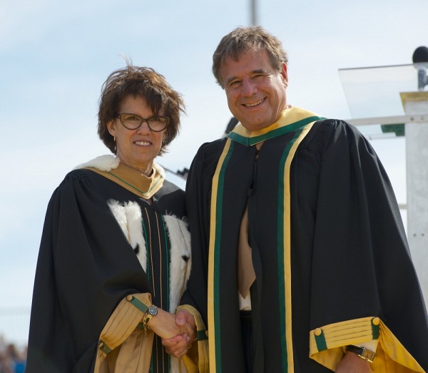 La rectrice Luce Samoisette et Alain Beaudet, docteur d'honneur en m&eacute;decine et sciences de la sant&eacute;