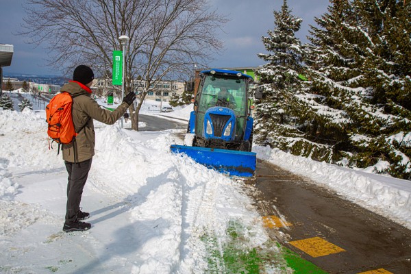 D&eacute;neiger en priorit&eacute; des art&egrave;res utilis&eacute;es fr&eacute;quemment par les femmes, comme les trottoirs, figurerait parmi les solutions potentielles pour rendre leurs d&eacute;placements plus s&eacute;curitaires.