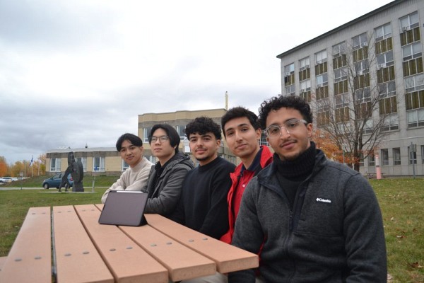 Vincent Ly, Wesley Yan, Ramy Adem, Kevin Villarpando et Ayman Nadi, &eacute;tudiants de la Facult&eacute; de m&eacute;decine et des sciences de la sant&eacute;, ont lanc&eacute; le projet Des &eacute;crans, du Dialogue.&nbsp;