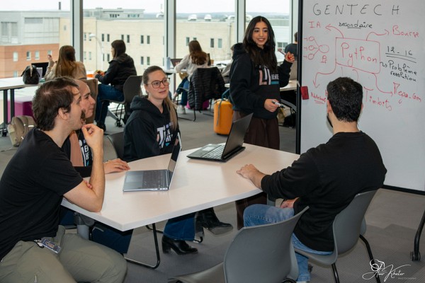 L'&eacute;quipe de GenTech en rencontre de travail.