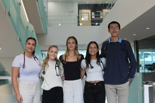 Le groupe d'&eacute;tudiants ayant lanc&eacute; le balado Maux d'enfants.