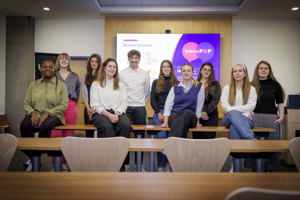 L&rsquo;IRCUS tient &agrave; souligner l&rsquo;excellence de toutes les personnes &eacute;tudiantes qui ont particip&eacute; &agrave; son concours (de gauche &agrave; droite) : Opeoluwa Alli-Oke (laboratoire du Pr Jean-Philippe Brosseau), Manon Jehoulet (laboratoire du Pr Steve Jean), Jessica Boutet (laboratoire du Pr Steve Jean), V&eacute;r&eacute;na Schmidt (laboratoire du Pr &Eacute;ric Mass&eacute;), &Eacute;mile Grenier (laboratoire de la Pre V&eacute;ronique Giroux), Ryma Haroun (laboratoire du Pr Ayman Oweida), Fr&eacute;d&eacute;rique Goulet (laboratoire du Pr Fran&ccedil;ois Bachand), Carla-Marie Jurkovic (laboratoire du Pr Fran&ccedil;ois-Michel Boisvert), Gwendoline Marbach (laboratoire du Pr Fran&ccedil;ois-Michel Boisvert), et Valeriia Vasylieva (laboratoire de la Pre Marie Brunet).