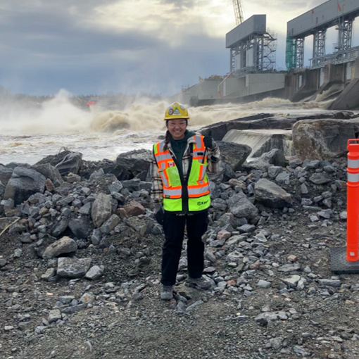 Alice H&eacute;tu sur un chantier hydro&eacute;lectrique, pendant son stage en Ontario.
