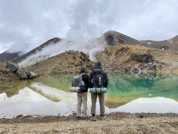 &Eacute;loi Gagnon et un ami, lors d'un de ses stages &agrave; l'&eacute;tranger.
