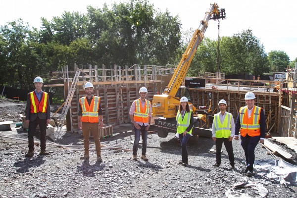 William Wilson, professeur adjoint, D&eacute;partement de g&eacute;nie civil et de g&eacute;nie du b&acirc;timent, Universit&eacute; de Sherbrooke; &Eacute;tienne Cantin Bellemare, ing&eacute;nieur, charg&eacute; de projet, Ville de Montr&eacute;al; Vincent Caviola, responsable de chantier, Ville de Montr&eacute;al; Marie-H&eacute;l&egrave;ne Lagac&eacute;, vice-pr&eacute;sidente, Affaires publiques, Communications et Responsabilit&eacute; soci&eacute;tale, Soci&eacute;t&eacute; des alcools du Qu&eacute;bec; Christian Marier-Pilon, directeur, Responsabilit&eacute; soci&eacute;tale, Soci&eacute;t&eacute; des alcools du Qu&eacute;bec; Sylvain Ouellet, responsable des infrastructures, Ville de Montr&eacute;al