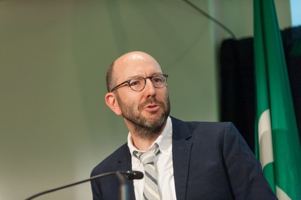 Le Pr Louis Taillefer de la Facult&eacute; des sciences ne pouvait &ecirc;tre pr&eacute;sent &agrave; la c&eacute;r&eacute;monie. C'est un membre de son &eacute;quipe, le Pr&nbsp;Nicolas Doiron-Leyraud qui a pris la parole en son honneur.&nbsp;