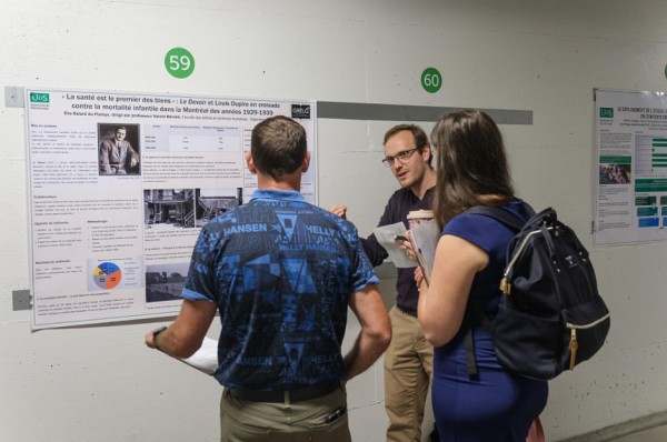 Elie B&eacute;lard du Plantys, stagiaire en histoire sous la supervision d'Harold B&eacute;rub&eacute;, pr&eacute;sentant son projet de recherche aux juges du concours