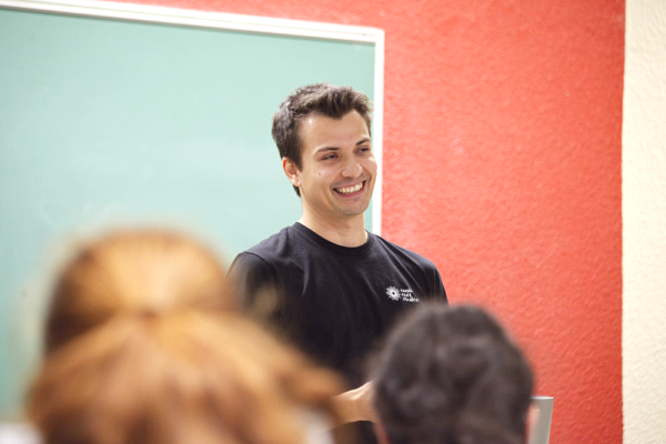 Alex&nbsp;Mavrovic a &eacute;voqu&eacute; plusieurs concepts de physique, comme la vitesse du son et de la lumi&egrave;re, d&rsquo;une mani&egrave;re qui a captiv&eacute; les enfants.