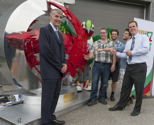 Le professeur Alain Desrochers en compagnie de ses &eacute;tudiants Jean-Philippe Choini&egrave;re, Jonatan Madison et Samuel McNicoll ainsi que de Sylvain Vachon, professionnel de la Chaire CRSNG en conception pour l'aluminium.