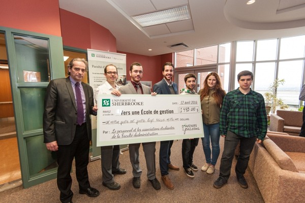 Le doyen Fran&ccedil;ois Coderre en compagnie de quelques membres des diff&eacute;rentes associations &eacute;tudiantes en Administration.