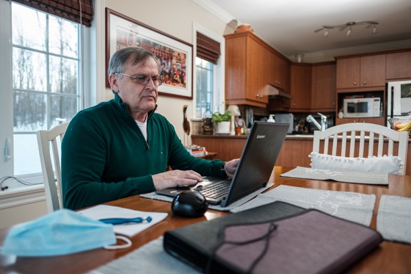 Savoir utiliser la technologie a permis &agrave; certaines personnes a&icirc;n&eacute;es de briser l'isolement durant la pand&eacute;mie.