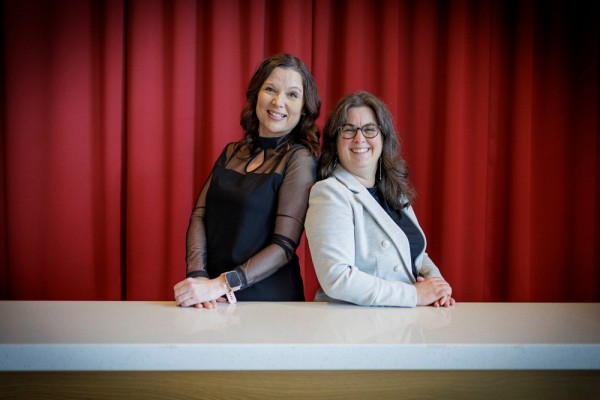 Caroline Dubois et Caroline Dubois, respectivement agente d'administration au Bureau de la registraire et charg&eacute;e de cours &agrave; la Facult&eacute; des lettres et sciences humaines, soulignaient toutes deux 25 ans de service &agrave; l'UdeS.
