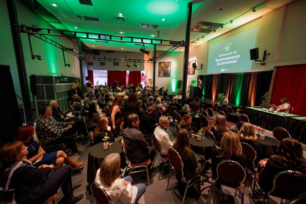 Dans une ambiance chaleureuse, un hommage bien senti a &eacute;t&eacute; rendu aux membres du personnel ayant atteint 25 ans de carri&egrave;re &agrave; l'UdeS ou ayant r&eacute;cemment quitt&eacute; pour la retraite.